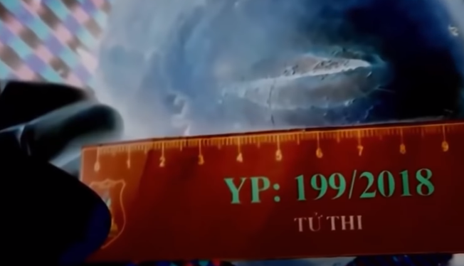 Ở chân nạn nhân có có sợi dây điện đang buộc dở, trên sàn nhà có nhiều vết máu, tay nắm cửa cũng dính máu, nhận định hung thủ sau khi sát hại đã trói nạn nhân bằng dây điện rồi khóa cửa ra ngoài. Bên cạnh đó, ngoài chiếc xe Dream để ngoài sân, anh Hòa còn sử dụng chiếc xe Exciter mang BS: 88B1-233.91, nhưng hiện xe này không còn tại nơi ở.