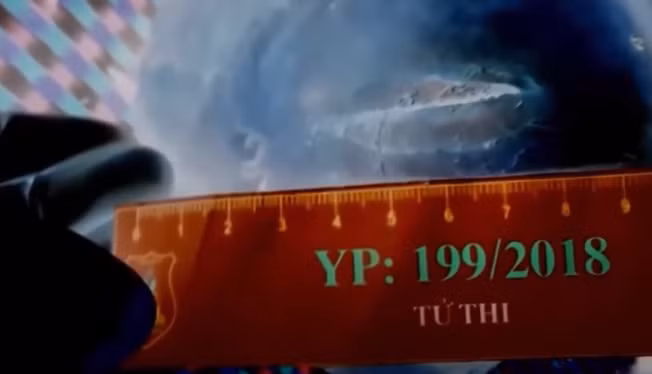 Ở chân nạn nhân có có sợi dây điện đang buộc dở, trên sàn nhà có nhiều vết máu, tay nắm cửa cũng dính máu, nhận định hung thủ sau khi sát hại đã trói nạn nhân bằng dây điện rồi khóa cửa ra ngoài. Bên cạnh đó, ngoài chiếc xe Dream để ngoài sân, anh Hòa còn sử dụng chiếc xe Exciter mang BS: 88B1-233.91, nhưng hiện xe này không còn tại nơi ở.