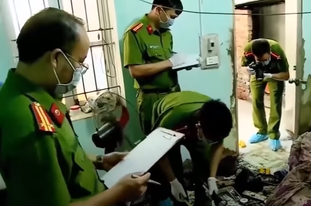 Theo người dân trong khu vực, căn nhà này của bà Trịnh Thị Thành (53 tuổi, chồng đã mất khoảng chục năm về trước), vợ chồng bà Thành có 2 người con, con gái đầu bị bệnh tâm thần, khoảng hơn 4 tháng nay đã đi khỏi nhà không rõ tung tích, người con thứ 2 là anh Nguyễn Văn Hòa (SN 1993), không có công ăn việc làm ổn định, thường đi bán kem, bánh mì tại các hội chợ ở các tỉnh phía Bắc.