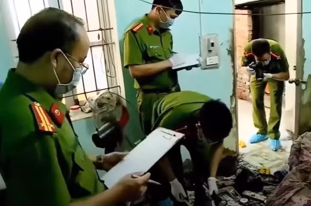 Theo người dân trong khu vực, căn nhà này của bà Trịnh Thị Thành (53 tuổi, chồng đã mất khoảng chục năm về trước), vợ chồng bà Thành có 2 người con, con gái đầu bị bệnh tâm thần, khoảng hơn 4 tháng nay đã đi khỏi nhà không rõ tung tích, người con thứ 2 là anh Nguyễn Văn Hòa (SN 1993), không có công ăn việc làm ổn định, thường đi bán kem, bánh mì tại các hội chợ ở các tỉnh phía Bắc.