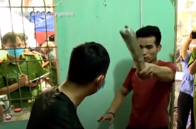 Bực tức vì đòi tiền không được, Dư lấy một đoạn sắt hình hộp có trong phòng ngủ vụt nhiều nhát vào đầu anh Hòa khiến nạn nhân bất tỉnh, sau đó dùng dây điện trói chân tay anh Hòa, lấy chiếc điện thoại Iphone 6 plus và chiếc xe máy, khóa cửa lại rồi bỏ trốn. Khi về tới Vị Xuyên, Hà Giang, Dư bán xe máy và điện thoại được hơn 27 triệu đồng, đem tiêu xài hết.