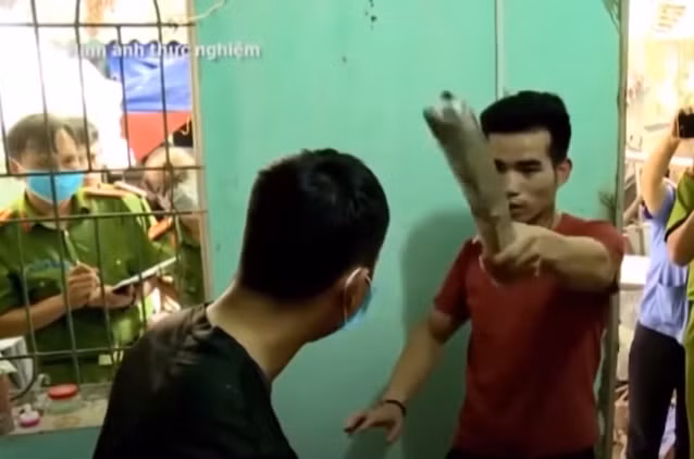 Bực tức vì đòi tiền không được, Dư lấy một đoạn sắt hình hộp có trong phòng ngủ vụt nhiều nhát vào đầu anh Hòa khiến nạn nhân bất tỉnh, sau đó dùng dây điện trói chân tay anh Hòa, lấy chiếc điện thoại Iphone 6 plus và chiếc xe máy, khóa cửa lại rồi bỏ trốn. Khi về tới Vị Xuyên, Hà Giang, Dư bán xe máy và điện thoại được hơn 27 triệu đồng, đem tiêu xài hết.