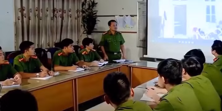 Huy động tối đa lực lượng với quyết tâm trong thời gian ngắn nhất điều tra rõ vụ án, bắt được hung thủ, CQĐT đặt ra hàng loạt giả thuyết. Tuy nhiên, việc điều tra gặp nhiều khó khăn do thi thể được phát hiện trong góc khuất của ngôi nhà cấp 4, tại hiện trường không hề thu được hung khí gây án hay dấu vết nào của hung thủ, không có nhân chứng. Duy nhất có 2 thương tích của hộp sọ và căn nhà khóa của bên ngoài, nên CQĐT xác định đây là vụ giết người, cướp tài sản.