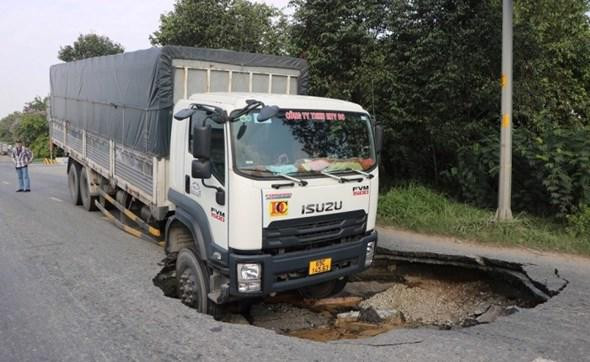  "Hố tử thần" suýt nuốt chửng xe tải trên đường: Sáng 20/4 trên đường Võ Chí Công, phường Thạnh Mỹ Lợi, TP Thủ Đức, TP HCM tài xế Trương Văn C. (51 tuổi, trú quận 12) đang điều khiển xe tải thì bất ngờ đầu xe tải của mình đã nằm trong một hố sâu. Theo quan sát, hố "tử thần' có đường kính hơn 3 mét, sâu hơn 1 mét. 