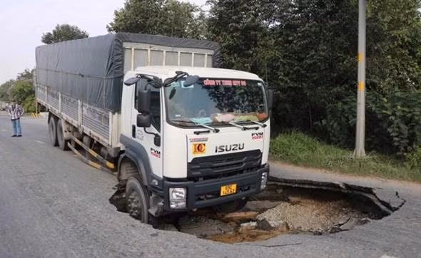  "Hố tử thần" suýt nuốt chửng xe tải trên đường: Sáng 20/4 trên đường Võ Chí Công, phường Thạnh Mỹ Lợi, TP Thủ Đức, TP HCM tài xế Trương Văn C. (51 tuổi, trú quận 12) đang điều khiển xe tải thì bất ngờ đầu xe tải của mình đã nằm trong một hố sâu. Theo quan sát, hố "tử thần' có đường kính hơn 3 mét, sâu hơn 1 mét. 