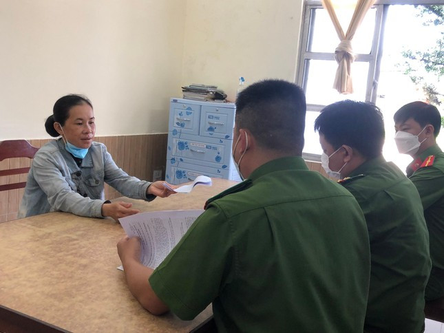  Làm giả sổ đỏ để lừa đảo chiếm đoạt tài sản: Do cần tiền tiêu xài cá nhân, Bùi Thị Thúy Loan (ngụ huyện Phong Điền, TP Cần Thơ) thuê người làm giả sổ đỏ để lừa đảo, chiếm đoạt tài sản với số tiền hàng trăm triệu đồng. Ngày 20/4, công an đã khởi tố bị can Loan để điều tra về hành vi “Lừa đảo chiếm đoạt tài sản” và “Sử dụng tài liệu giả của cơ quan, tổ chức”. 