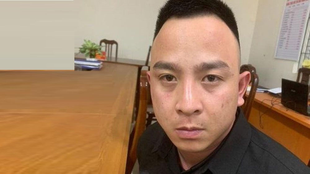  Tài xế taxi vờ hỏi mua vàng rồi cướp: Ngô Hoàng Anh (SN 1999, trú huyện Quốc Oai, Hà Nội) lái taxi đến tiệm vàng ở huyện Thạch Thất vờ mua hàng, sau đó lợi dụng sơ hở của chủ tiệm táo tợn cướp nhẫn vàng và dây chuyền rồi lên xe bỏ chạy. Ngày 20/4, công an đã tạm giữ đối tượng để điều tra, làm rõ. 