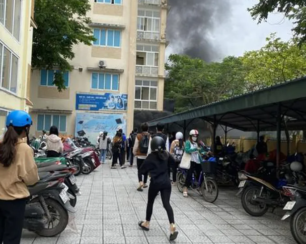  Trường Đại học du lịch bốc cháy, hàng trăm cán bộ sinh viên bỏ chạy: Sáng 20/4, tại căn phòng kho của trường Đại học Du Lịch (thuộc Đại học Huế, địa chỉ tại đường Lâm Hoằng, TP Huế) xảy ra cháy, khói bốc lên cao hàng chục mét khiến hàng trăm cán bộ sinh viên hốt hoảng tháo chạy ra ngoài. Vụ cháy không gây thiệt hại về người nhưng nhiều tài sản bị thiêu rụi. 