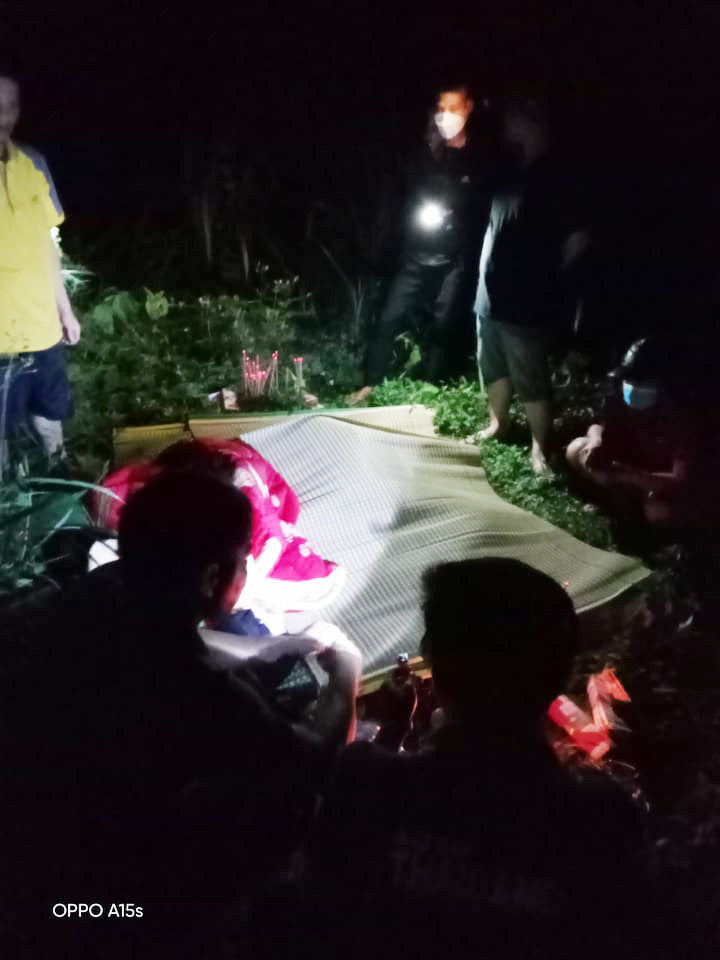 "Chính quyền xã cũng đã chỉ đạo anh em Công an bảo vệ hiện trường để pháp y khám nghiệm tử thi. Đồng thời, bàn giao thi thể em D. để gia đình mai tang, xã cũng đã đến động viên gia đình có người mất", ông Sơn nói.