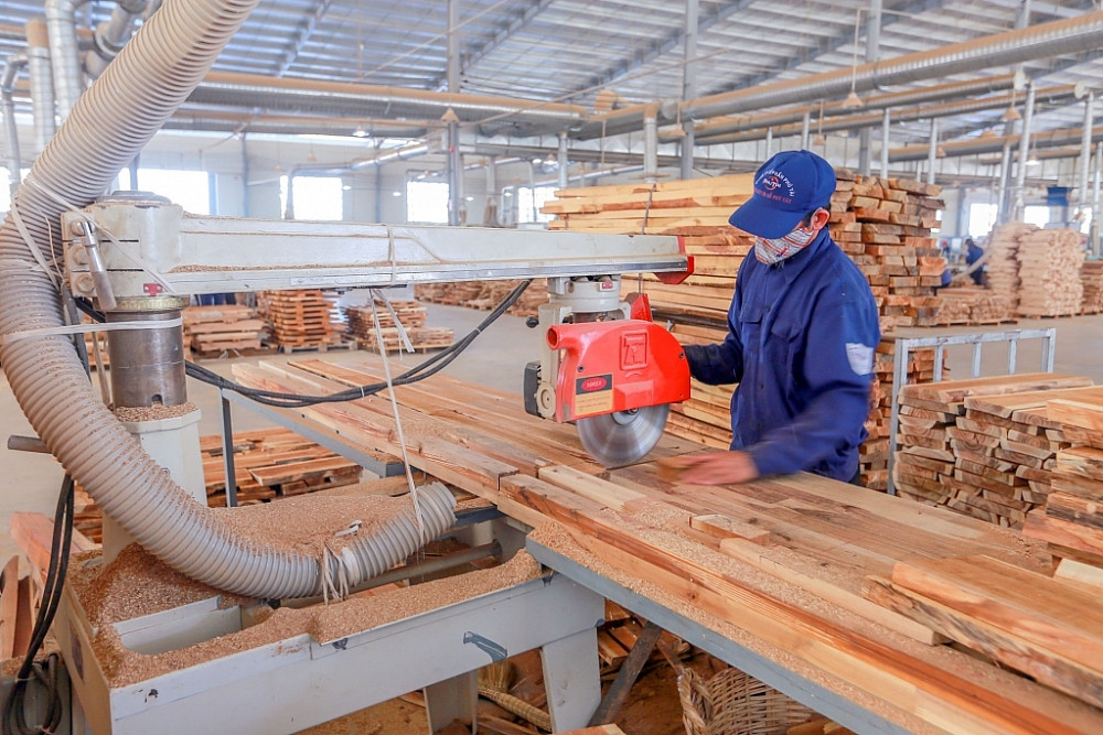 Hình thức trực tuyến: Doanh nghiệp truy cập vào Hệ thống thông tin phân loại doanh nghiệp trên trang thông tin điện tử www.kiemlam.org.vn để đăng ký theo hướng dẫn của Hệ thống thông tin phân loại doanh nghiệp. Hình thức trực tiếp: Trường hợp doanh nghiệp không ứng dụng được Hệ thống thông tin phân loại doanh nghiệp thì gửi trực tiếp hoặc qua dịch vụ bưu chính công ích hoặc bưu điện 1 bộ hồ sơ tới cơ quan tiếp nhận. (Ảnh minh họa) 