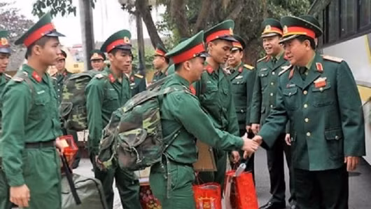 Cụ thể như sau: Từ đủ 15 năm đến dưới 16 năm, mức trợ cấp bằng 2.031.000 đồng/tháng; từ đủ 16 năm đến dưới 17 năm, mức trợ cấp bằng 2.123.000 đồng/tháng; từ đủ 17 năm đến dưới 18 năm, mức trợ cấp bằng 2.217.000 đồng/tháng; từ đủ 18 năm đến dưới 19 năm, mức trợ cấp bằng 2.309.000 đồng/tháng; từ đủ 19 năm đến dưới 20 năm, mức trợ cấp bằng 2.400.000 đồng/tháng. Thông tư 22/2022/TT-BQP có hiệu lực từ ngày 16/5/2022. (Ảnh minh họa) 