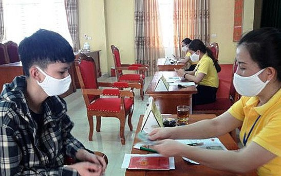  Tăng mức vay vốn cho học sinh, sinh viên: Thủ tướng Chính phủ đã ban hành Quyết định 05/2022/QĐ-TTg sửa đổi, bổ sung Quyết định 157/2007/QĐ-TTg ngày 27/9/2007 về tín dụng đối với học sinh, sinh viên. Theo đó, tăng mức cho vay tối đa đối với học sinh, sinh viên lên 4 triệu đồng/tháng từ ngày 19/5/2022. Hiện nay, mức vay vốn tối đa đối với học sinh, sinh viên là 2,5 triệu đồng/tháng. (Ảnh minh họa) 