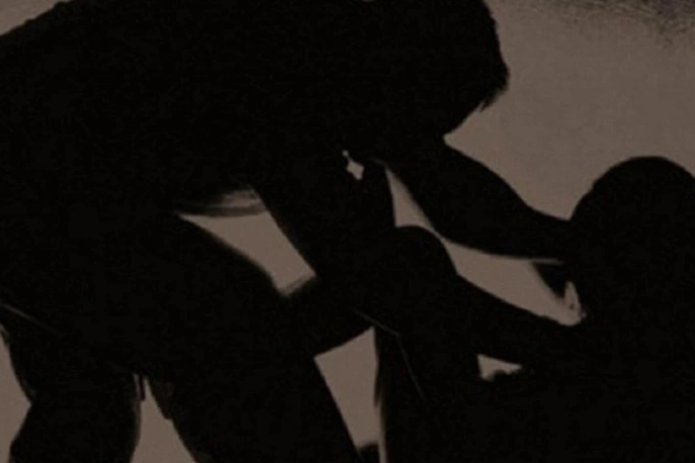  Truy vết nguồn phát tán clip nữ sinh lớp 9 bị hiếp dâm: Ngày 26/4, Công an huyện Quỳnh Nhai, Sơn La cho biết đơn vị đang mở rộng điều tra vụ nữ sinh lớp 9 ở Chiềng Khoang bị 4 người hiếp dâm và quay clip. Theo đó, cơ quan chức năng đang truy vết nguồn đăng, phát tán clip vụ việc để xác định người chia sẻ nội dung đồi trụy trên để xử lý theo quy định của pháp luật. (Ảnh minh họa)