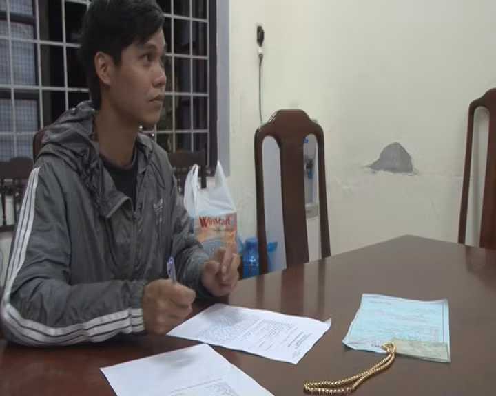  Vào tiệm vàng vờ hỏi mua để cướp giật tài sản: Nguyễn Văn Hải (SN 1996, trú TP Huế, tỉnh Thừa Thiên - Huế) đến tiệm vàng Minh Đức, số 277 đường Trần Hưng Đạo, TP Huế để hỏi mua một sợi dây chuyền vàng. Sau khi chủ cửa hàng đưa dây chuyền vàng 4,6 chỉ cho Hải thì đối tượng nhanh chóng lên xe tẩu thoát. Ngày 26/4, Công an TP Huế cho biết đã khởi tố, bắt tạm giam Hải. 