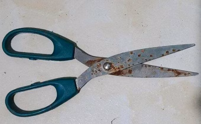  Mâu thuẫn, em trai đâm anh ruột tử vong: Tại nhà riêng của gia đình ở xã Hồng Thái, huyện Bắc Bình, Bình Thuận, T.N.N.N. (SN 1987) và em ruột là N.N.T. (SN 1999) xảy ra mâu thuẫn dẫn đến đánh nhau. Trong lúc giằng co qua lại, T. đã cầm kéo đâm trúng ngực anh ruột mình dẫn đến tử vong. Ngày 26/4, Công an Bình Thuận cho biết đang điều tra, làm rõ. 