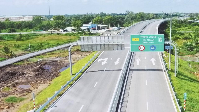  Dự kiến 29/4, cao tốc Trung Lương - Mỹ Thuận cho xe lưu thông dịp lễ 30/4: Ông Trần Văn Bon - Giám đốc Sở GTVT Tiền Giang cho biết, dự án cao tốc Trung Lương - Mỹ Thuận thi công đến nay đạt 98%, ngày 27/4 sẽ tổ chức Lễ khánh thành. Hiện, doanh nghiệp dự án đang khẩn trương đẩy nhanh tiến độ thi công một số hạng mục phụ trợ của dự án và phương án đảm bảo ATGT để đến ngày 29/4 sẽ cho xe lưu thông phục vụ dịp lễ 30/4 và 1/5. 
