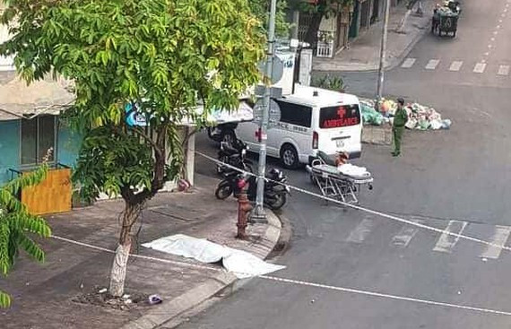  Người đàn ông tử vong bất thường trên đường: Rạng sáng 26/4, người dân sinh sống trên đường 29, phường 4, quận 4, TP HCM thấy một người đàn ông nằm gục trên đường. Lúc này, người dân kiểm tra thì phát hiện người đàn ông đã tử vong, trên người có vết thương nên báo Công an. Bước đầu, xác định danh tính nạn nhân là ông N.N.A.T. (SN 1976, ngụ phường 6). 