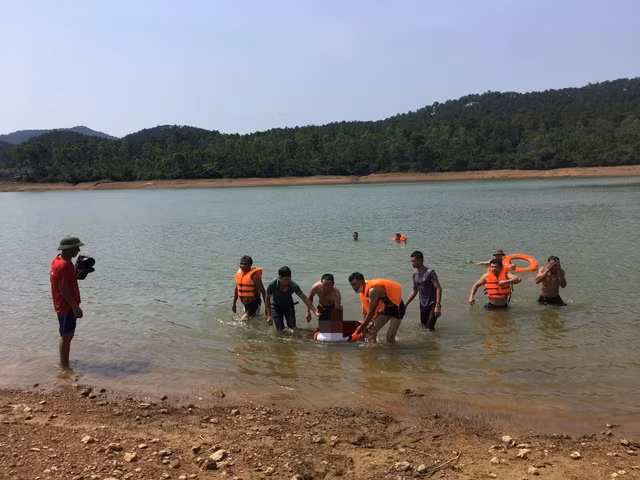  Cụ ông 71 đuối nước khi thả lưới mưu sinh: Sáng 26/4, ông N.H.T. (SN 1951, trú tại thôn 2, xã Hạ Trạch, huyện Bố Trạch, Quảng Bình) đi thả lưới bắt cá ở hồ Cửa Nghè (thôn 4, xã Hạ Trạch) không may bị đuối nước dẫn đến tử vong. Sau nhiều giờ đồng hồ, các lực lượng chức năng cùng người dân đã tìm được thi thể ông T. và đưa về nhà mai táng theo phong tục tập quán của địa phương. 