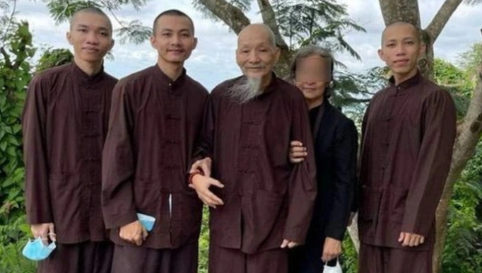  Tiếp tục gia hạn tạm giam 3 bị can vụ 'Tịnh thất Bồng Lai': Ngày 26/4, Công an tỉnh Long An đã có thông báo gửi UBND xã Hòa Khánh Tây, huyện Đức Hòa và gia đình bà Cao Thị Cúc (62 tuổi, ngụ ấp Lập Thành) về việc gia hạn tạm giam đối với 3 bị can Lê Thanh Hoàn Nguyên, Lê Thanh Tùng Dương và Lê Thanh Nhất Nguyên để điều tra, làm rõ. Thời gian gia hạn đến ngày 3/6. 