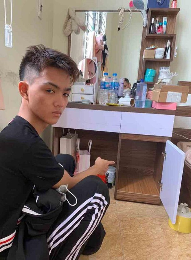  Ngủ chơi nhà các bạn gái, 'tiện tay' 2 lần nẫng hơn 100 triệu đồng: Nhiều lần đến chơi và ngủ lại, Nguyễn Văn Hiếu (SN 2002, trú huyện Kiến Thụy, Hải Phòng) biết 2 cô gái trẻ từ địa phương khác đến thuê trọ ở quận Ngô Quyền có tiền tiết kiệm, nên đã nổi máu tham trộm 112,5 triệu đồng của 2 nạn nhân. Ngày 29/4, Công an quận Ngô Quyền cho biết đã khởi tố, bắt tạm giam Hiếu. 