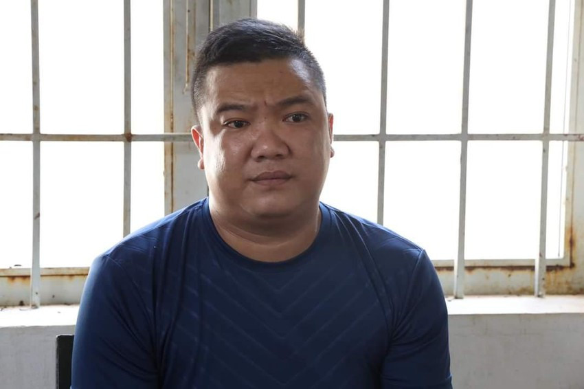  Quản lý quán karaoke đánh đập, ép nữ nhân viên tiếp khách trừ nợ: Chị T.T.D. (22 tuổi) vay tiền của Võ Duy Phương (29 tuổi, ngụ huyện Tân Châu, Tây Ninh - quản lý của một quán karaoke trên địa bàn huyện Tân Châu) nhưng chưa trả được hết nợ nên đã bị Phương đánh và ép tiếp tục làm tiếp viên để trừ nợ. Ngày 29/4, Công an huyện Tân Châu đã bắt giữ Phương để điều tra. 