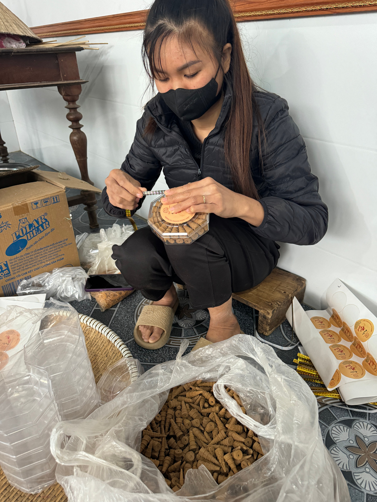 Nhiều cơ sở sản xuất hương trầm ở Phúc Trạch được công nhận là sản phẩm OCOP đạt hạng 3 sao, sản xuất hương trầm sử dụng nguyên liệu tự nhiên. “Dịp Tết là thời điểm tiêu thụ hương trầm nhiều nhất. Gia đình tôi phải thuê thêm 10 lao động để kịp sản xuất nguồn hàng cung ứng. Vụ Tết, cơ sở của tôi xuất ra thị trường khoảng hơn 50.000 thẻ hương tương đương 3 tấn bột; hơn 1.000 hộp hương nụ với giá từ 300 – 400 ngàn đồng… Tính doanh thu mỗi mùa Tết gia đình tôi đạt được từ 500 – 600 triệu đồng”, anh Thành nhẩm tính.