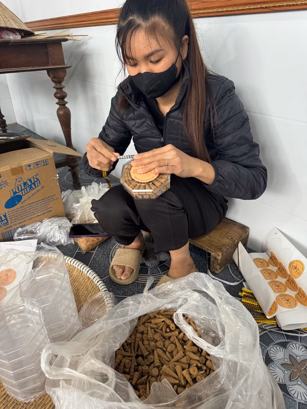 Nhiều cơ sở sản xuất hương trầm ở Phúc Trạch được công nhận là sản phẩm OCOP đạt hạng 3 sao, sản xuất hương trầm sử dụng nguyên liệu tự nhiên. “Dịp Tết là thời điểm tiêu thụ hương trầm nhiều nhất. Gia đình tôi phải thuê thêm 10 lao động để kịp sản xuất nguồn hàng cung ứng. Vụ Tết, cơ sở của tôi xuất ra thị trường khoảng hơn 50.000 thẻ hương tương đương 3 tấn bột; hơn 1.000 hộp hương nụ với giá từ 300 – 400 ngàn đồng… Tính doanh thu mỗi mùa Tết gia đình tôi đạt được từ 500 – 600 triệu đồng”, anh Thành nhẩm tính.