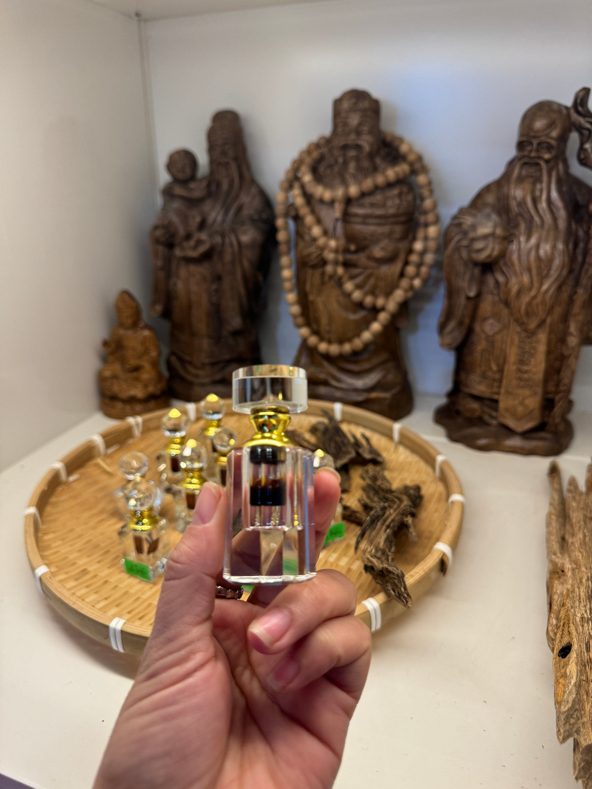 Không chỉ dừng lại ở sản phẩm hương trầm, người dân Hương Khê đã mạnh dạn sáng tạo và ứng dụng nhiều công nghệ mới để sản xuất các sản phẩm từ cây dó trầm. Nhờ đó, chất lượng sản phẩm ngày càng được nâng cao và nhận được sự ưa chuộng từ thị trường.