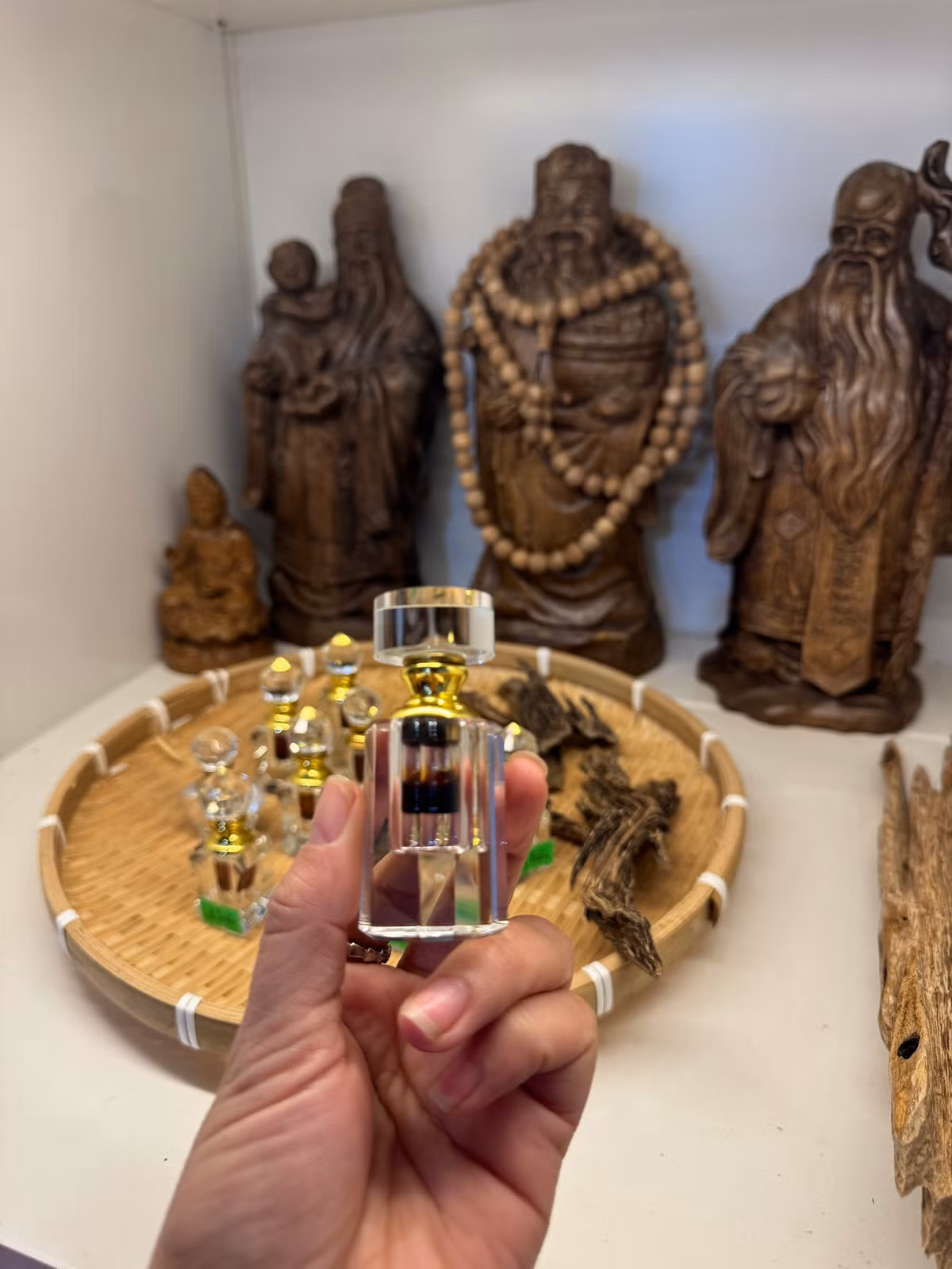 Không chỉ dừng lại ở sản phẩm hương trầm, người dân Hương Khê đã mạnh dạn sáng tạo và ứng dụng nhiều công nghệ mới để sản xuất các sản phẩm từ cây dó trầm. Nhờ đó, chất lượng sản phẩm ngày càng được nâng cao và nhận được sự ưa chuộng từ thị trường.