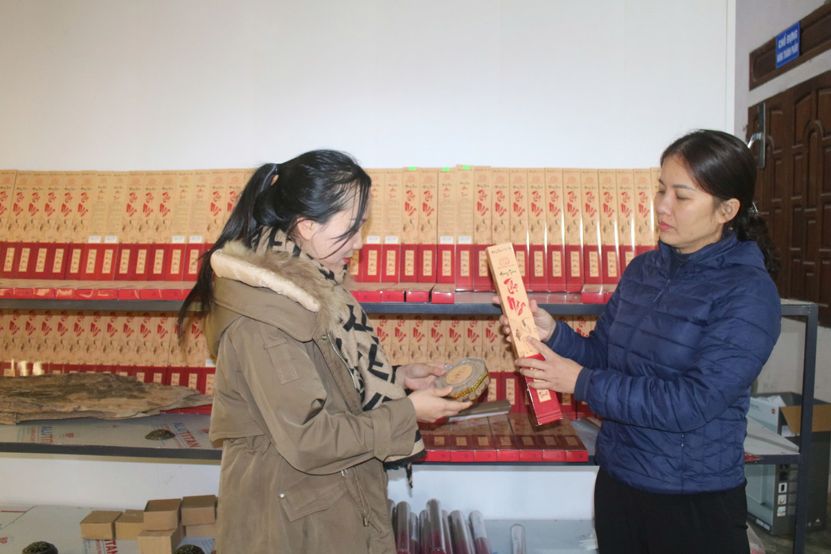 Vừa nâng niu từng sản phẩm từ trầm hương, chị Võ Thị Nga chủ cơ sở chế tác dó trầm Thọ Nga phấn khởi chia sẻ: “Gần Tết, có ngày cơ sở bán được cả trăm triệu đồng. Còn cây trầm cảnh được chế tác từ dó trầm rẻ nhất cũng 10 triệu đồng, cây cao lớn, thế đẹp, nhiều dó có giá 50 - 100 triệu đồng, trong khi cây "gia bảo" có giá nửa tỷ đồng".