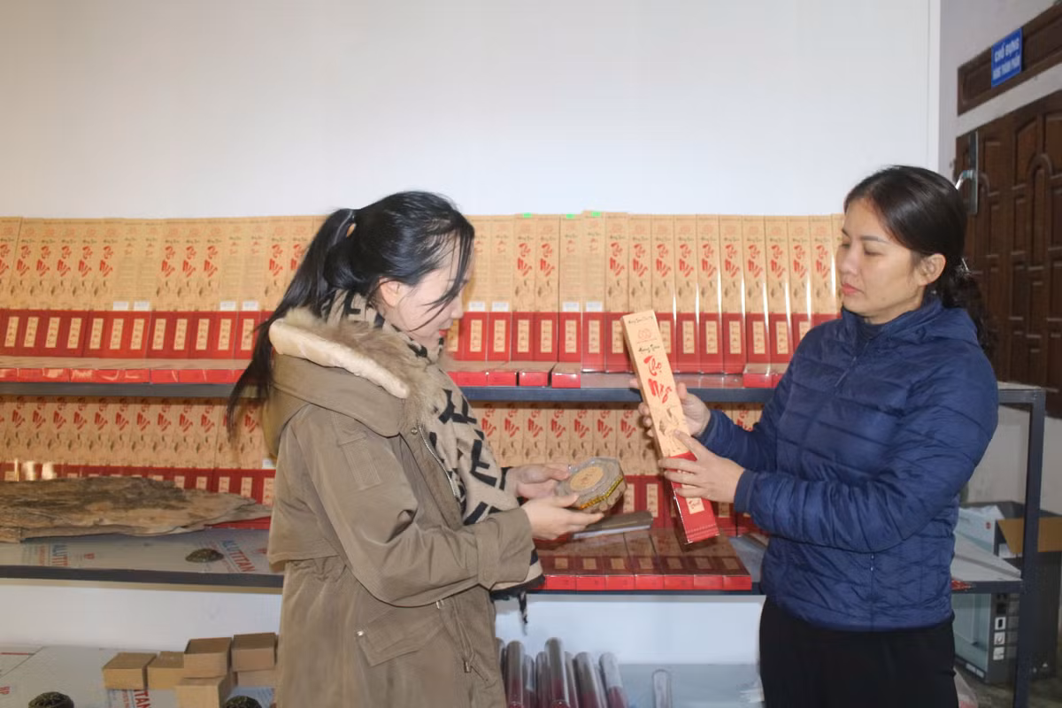 Vừa nâng niu từng sản phẩm từ trầm hương, chị Võ Thị Nga chủ cơ sở chế tác dó trầm Thọ Nga phấn khởi chia sẻ: “Gần Tết, có ngày cơ sở bán được cả trăm triệu đồng. Còn cây trầm cảnh được chế tác từ dó trầm rẻ nhất cũng 10 triệu đồng, cây cao lớn, thế đẹp, nhiều dó có giá 50 - 100 triệu đồng, trong khi cây "gia bảo" có giá nửa tỷ đồng".