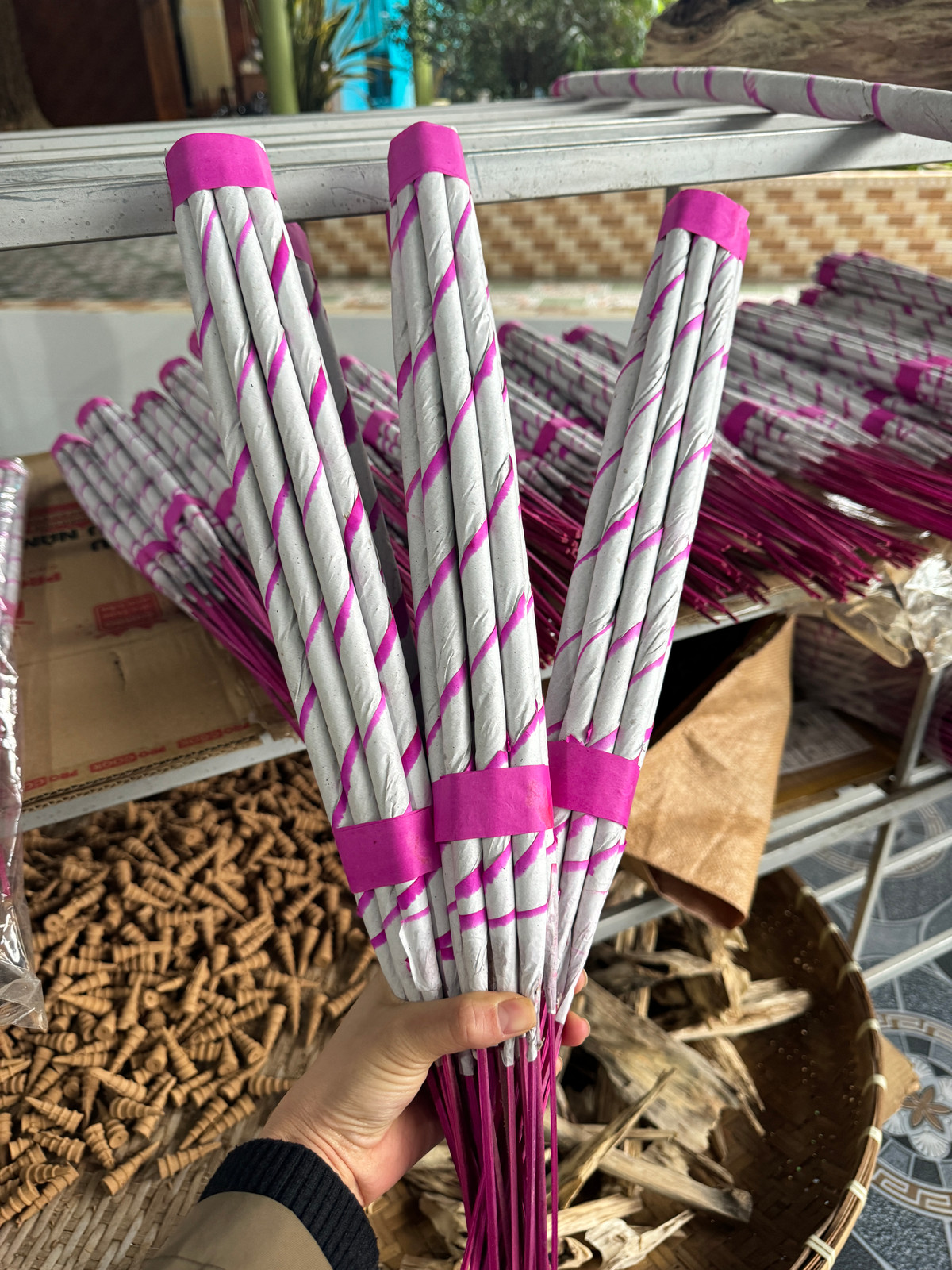 Để tạo ra những búp hương có mùi thơm đặc trưng cần rất nhiều nguyên liệu như cây rễ hương, cỏ ngọt, quế, hồi… Nguyên liệu sau khi nhập về sẽ được phơi khô và cho vào máy xay thành bột hương. Anh Nguyễn Chí Thành, chủ cơ sở sản xuất hương trầm Đinh Gia, cho biết, anh làm nghề chế tác trầm hương từ năm 2016. Ngoài các cây gỗ trầm lớn được tạo hình để bán, anh Thành tận dụng những miếng gỗ nhỏ để làm hương trầm sạch, hương que, hương vòng, hương cuốn thủ công và trầm nụ.