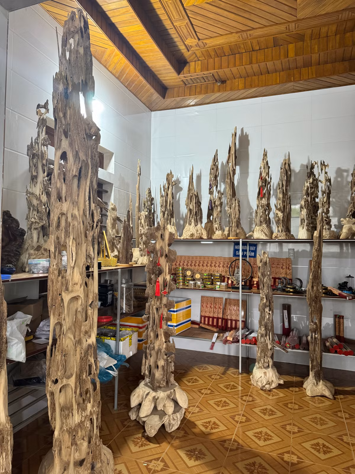 Nhiều gốc trầm qua bàn tay điêu luyện, tỷ mỉ của thợ lành nghề đã tạo ra những sản phẩm đẹp mắt và có giá trị. Trong không khí tấp nập, rộn ràng nơi làng nghề trầm hương "triệu phú" xã Phúc Trạch, những người thợ vẫn miệt mài để chế tác ra những sản phẩm tuyệt mỹ từ cây dó trầm. Và đặc biệt, làm ra những búp hương trầm hương thơm dịu nhẹ, thanh khiết với mong ước đưa đến cho mọi gia đình một cái Tết đầm ấm, vui tươi.