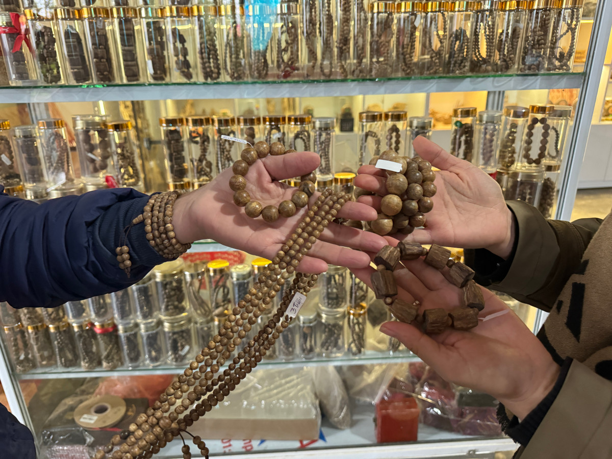 Từ cây dó, có thể làm được rất nhiều sản phẩm như hương trầm, nụ trầm, vòng trầm, các đồ thủ công mỹ nghệ từ trầm... Những chuỗi hạt làm từ trầm hương mang yếu tố phong thủy được nhiều người ưa thích với niềm tin mang lại may mắn.