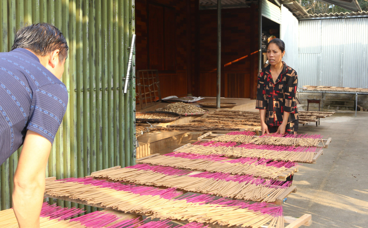 Tranh thủ thời tiết nắng ráo, các cơ sở sản xuất hương tiến hành phơi nắng, hoặc sấy khô để hoàn thiện sản phẩm. Để làm nên một sản phẩm hương trầm hoàn thiện, người làm hương phải cầu kỳ trong từng công đoạn, từ khâu chuẩn bị nguyên liệu làm bột hương, chân hương đến công đoạn quấn hương. Hương thẻ, hương cuốn chủ yếu được làm từ phần thân gỗ của cây dó trầm tạo nên mùi hương dịu ngọt, khác biệt hơn so với các loại hương khác trên thị trường.