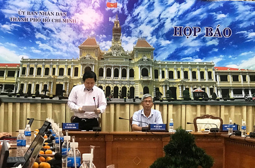 CVP UBND TP.HCM Võ Văn Hoan (người ngồi) thông tin về kết luận liên quan đến Trạm thu phí XLHN.