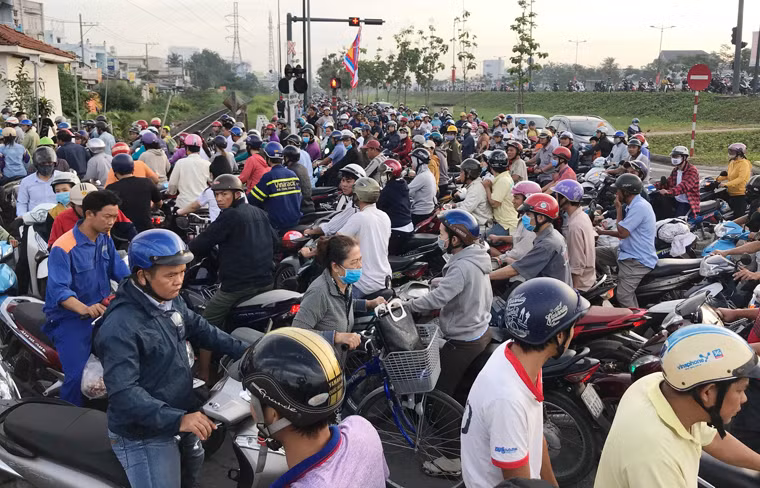 Lực lượng Công an, bảo vệ dân phố được điều động đến để phân luồng, giải tỏa giao thông.