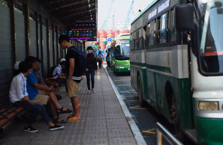 Tại trạm có 12 bảng điện tử kết nối internet, kết nối dữ liệu với trung tâm, cung cấp thông tin trực tuyến về mã số tuyến, thời gian xe đến, khoảng cách hiện tại từ trạm đến xe gần nhất.