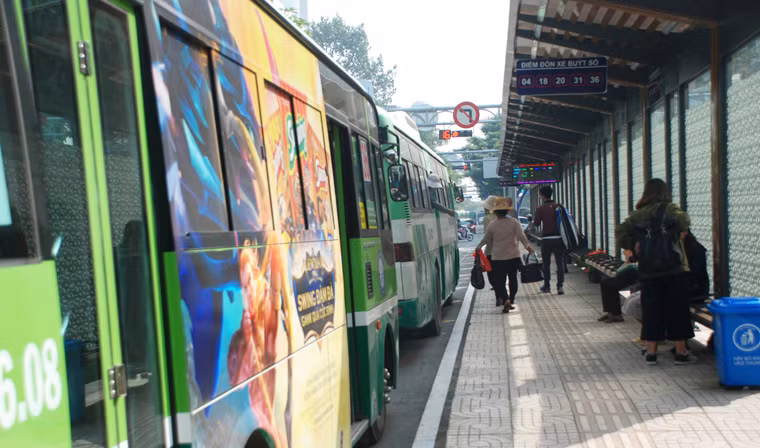 Tổng vốn đầu tư xây dựng trạm xe bus Bến Thành hơn 8 tỷ đồng. Mỗi ngày có 33 tuyến xe bus với hàng trăm chuyến trên địa bàn thành phố lưu thông qua trạm trung chuyển này.