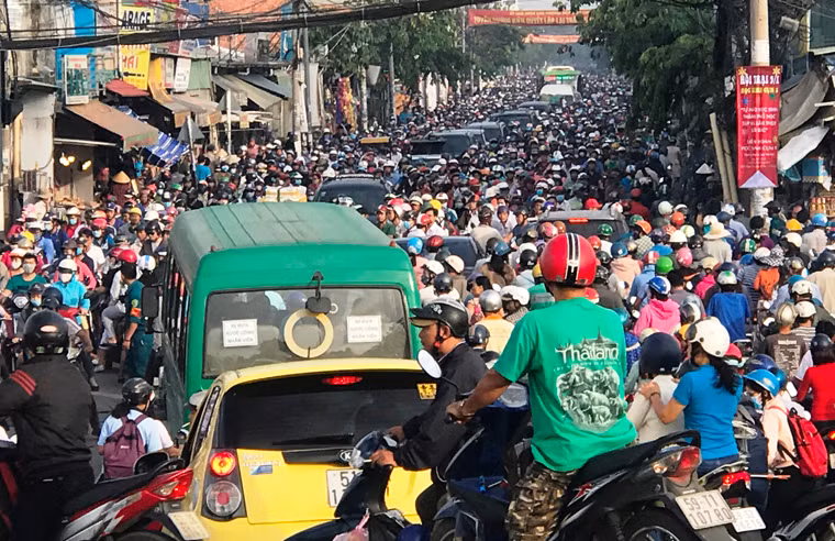 Cảnh ùn tắc nghiêm trọng trên đường Hiệp Bình vào sáng nay 29/12 do sự cố vụ tai nạn đường sắt.