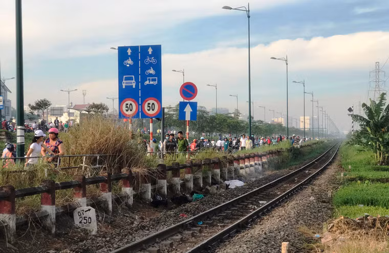 Theo báo cáo nhanh của Trưởng tàu, vào thời gian trên, khi đoàn tàu SNT9 (từ Nha Trang về ga Sài Gòn) đến gần gác chắn Hiệp Bình Chánh (km1716+100) thì đột nhiên có người phụ nữ bước vào giữa đường sắt...