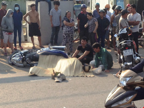 4. Con khóc ngất chứng kiến cảnh cha bị xe khách cán tử vong Khoảng 7h ngày 22/3, xe máy BKS 59K1- 472.44 do nam thanh niên điều khiển chở theo cha (63 tuổi) lưu thông trên đường Trần Não theo hướng đi cầu Sài Gòn, Q.2, TP.HCM. Khi vừa qua giao lộ với đường Lương Định Của khoảng 200 m (thuộc phường Bình An, quận 2, TP.HCM) thì xảy ra va chạm với xe khách biển số TP.HCM chạy cùng chiều. Vụ tai nạn giao thông khiến người cha ngã vào bánh ô tô, tử vong tại chỗ.