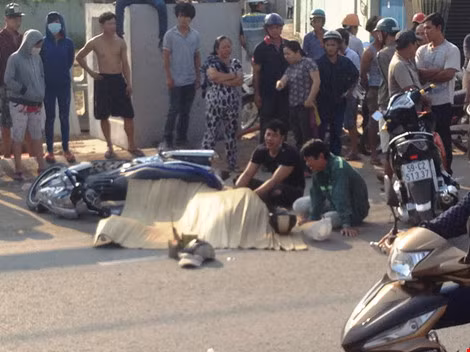 4. Con khóc ngất chứng kiến cảnh cha bị xe khách cán tử vong Khoảng 7h ngày 22/3, xe máy BKS 59K1- 472.44 do nam thanh niên điều khiển chở theo cha (63 tuổi) lưu thông trên đường Trần Não theo hướng đi cầu Sài Gòn, Q.2, TP.HCM. Khi vừa qua giao lộ với đường Lương Định Của khoảng 200 m (thuộc phường Bình An, quận 2, TP.HCM) thì xảy ra va chạm với xe khách biển số TP.HCM chạy cùng chiều. Vụ tai nạn giao thông khiến người cha ngã vào bánh ô tô, tử vong tại chỗ.