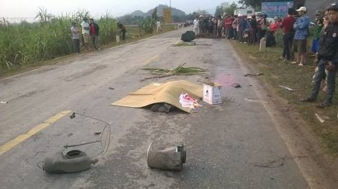 3. Dừng xe ven đường, tài xế bị xe tải tông chết Khoảng 5h30 ngày 21/3, trên tuyến đường Hồ Chí Minh, đoạn qua xã Thạch Quảng, huyện Thạch Thành (Thanh Hóa), xe tải BKS 36C-014.99 do Hàn Văn Sỹ (SN 1989, ở xã Thiệu Giang, huyện Thiệu Hóa, Thanh Hóa) điều khiển đang dừng đỗ ven đường thì bất ngờ bị xe tải BKS 28H - 6046 do Lê Xuân Chư (SN 1970, trú tại xã Tư Nê, huyện Tân Lạc, Hòa Bình) điều khiển tông vào. Cú tông mạnh đã khiến xe 36C-014.99 bay xuống ruộng mía, còn anh Hàn Văn Sỹ tử vong tại chỗ.