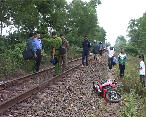 6. Bị tàu hỏa tông văng 10m, bí thư xã tử vong tại chỗ Khoảng hơn 20h ngày 22/3 tại khu vực đường ngang dân sinh qua đường sắt Bắc - Nam đoạn qua thị trấn Quán Hành, huyện Nghi Lộc, tỉnh Nghệ An, ông Nguyễn Chính Tuấn (50 tuổi, trú tại xóm Tiền Phong, xã Nghi Yên) là Bí thư Đảng ủy xã Nghi Yên, điều khiển xe máy BKS 37N5 - 8964 lưu thông từ xã Nghi Yên ra quốc lộ 1A. Khi đến đoạn đường ngang dân sinh không có rào chắn thuộc km 298 + 300 thì bất ngờ bị tàu hỏa chở hàng lưu thông theo hướng TP Vinh - Hà Nội đâm trúng. Cú va chạm mạnh khiến ông Tuấn văng xa khoảng 10 m, tử vong ngay tại chỗ.