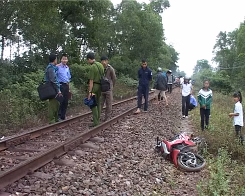 6. Bị tàu hỏa tông văng 10m, bí thư xã tử vong tại chỗ Khoảng hơn 20h ngày 22/3 tại khu vực đường ngang dân sinh qua đường sắt Bắc - Nam đoạn qua thị trấn Quán Hành, huyện Nghi Lộc, tỉnh Nghệ An, ông Nguyễn Chính Tuấn (50 tuổi, trú tại xóm Tiền Phong, xã Nghi Yên) là Bí thư Đảng ủy xã Nghi Yên, điều khiển xe máy BKS 37N5 - 8964 lưu thông từ xã Nghi Yên ra quốc lộ 1A. Khi đến đoạn đường ngang dân sinh không có rào chắn thuộc km 298 + 300 thì bất ngờ bị tàu hỏa chở hàng lưu thông theo hướng TP Vinh - Hà Nội đâm trúng. Cú va chạm mạnh khiến ông Tuấn văng xa khoảng 10 m, tử vong ngay tại chỗ.