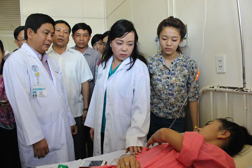 8. Bộ trưởng Nguyễn Thị Kim Tiến cam kết giải quyết việc làm cho nữ sinh lớp 10 bị cưa chân Chiều 19/3, Bộ trưởng Bộ Y tế Nguyễn Thị Kim Tiến đã đến bệnh viện Chợ Rẫy (TP Hồ Chí Minh) để thăm em Lê Thị Hà Vi ( sinh năm 2000, ngụ tại Cư Kuin, Đắk Lắc). Trao đổi cùng bệnh nhân và gia đình, Bộ trưởng Kim Tiến cam kết sẽ chỉ đạo bệnh viện Bệnh viện Đa khoa huyện Cư Kuin chịu hoàn toàn các viện phí, các hoạt động chăm sóc sức khỏe cho Hà Vi trong trình điều trị. Đồng thời, hỗ trợ toàn bộ kinh phí để làm chân giả và phục hồi chức năng cho bệnh nhân. Nếu Hà Vi có nguyện vọng đi học ngành y tế, Bộ trưởng Nguyễn Thị Kim Tiến cam kết sẽ tạo mọi điều kiện để giải quyết việc làm cho em Vi về sau.