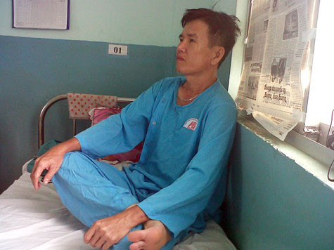  Bị đánh gẫy xương sườn vì dám chụp ảnh Vào ngày 5/2/2012, nhà báo Phạm Phước Vinh (Báo Nhà báo &amp; Công luận) đã phải nhập viện do bị Công an xã Phước Kiển (H.Nhà Bè, TP.HCM) đánh "hội đồng" vì... dám chụp ảnh. Các bác sĩ của Bệnh viện An Bình (TPHCM) kết luận nhà báo Phạm Phước Vinh (SN 1965, tạm trú huyện Nhà Bè – TPHCM) bị gãy xương sườn số 11 và phải điều trị nhiều ngày.