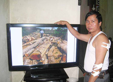  Nhà báo Võ Thanh Mai bị côn đồ dùng kiếm tấn công Vào lúc 7 giờ 40 phút ngày 30/5/2011, khi đang đổ xăng tại cây xăng ở TP Vinh, nhà báo Võ Thanh Mai, công tác tại Báo Nông nghiệp Việt Nam, thường trú tại Nghệ An đã bất ngờ bị 2 đối tượng đi trên một xe máy dùng kiếm tấn công rồi lên xe máy tẩu thoát. Được biết, nhà báo Võ Thanh Mai có nhiều bài viết phản ánh tình trạng tiêu cực ở Nghệ An, có thể đây là nguyên nhân dẫn đến anh bị côn đồ tấn công.