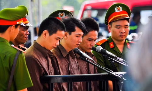 6. Thảm sát Bình Phước: Hoãn phiên phúc thẩm Theo dự kiến phiên phúc thẩm xét xử vụ thảm sát ở Bình Phước sẽ diễn ra vào ngày 21/3, tuy nhiên, chiều 18/3, luật sư Lê Văn Nam - người bào chữa cho bị cáo Vũ Văn Tiến cho biết: phiên phúc thẩm đã bị hoãn. Theo luật sư Nam, việc hoãn phiên phúc thẩm là do trong thời gian qua ông đã gửi nhiều văn bản kiến nghị đến Toà án, VKS để xem xét về việc bản thân không được mời tham gia bào chữa cho Tiến. Hiện gia đình Tiến đã tập hợp khoảng 10.000 chữ ký nhằm xin giảm án cho bị cáo này.